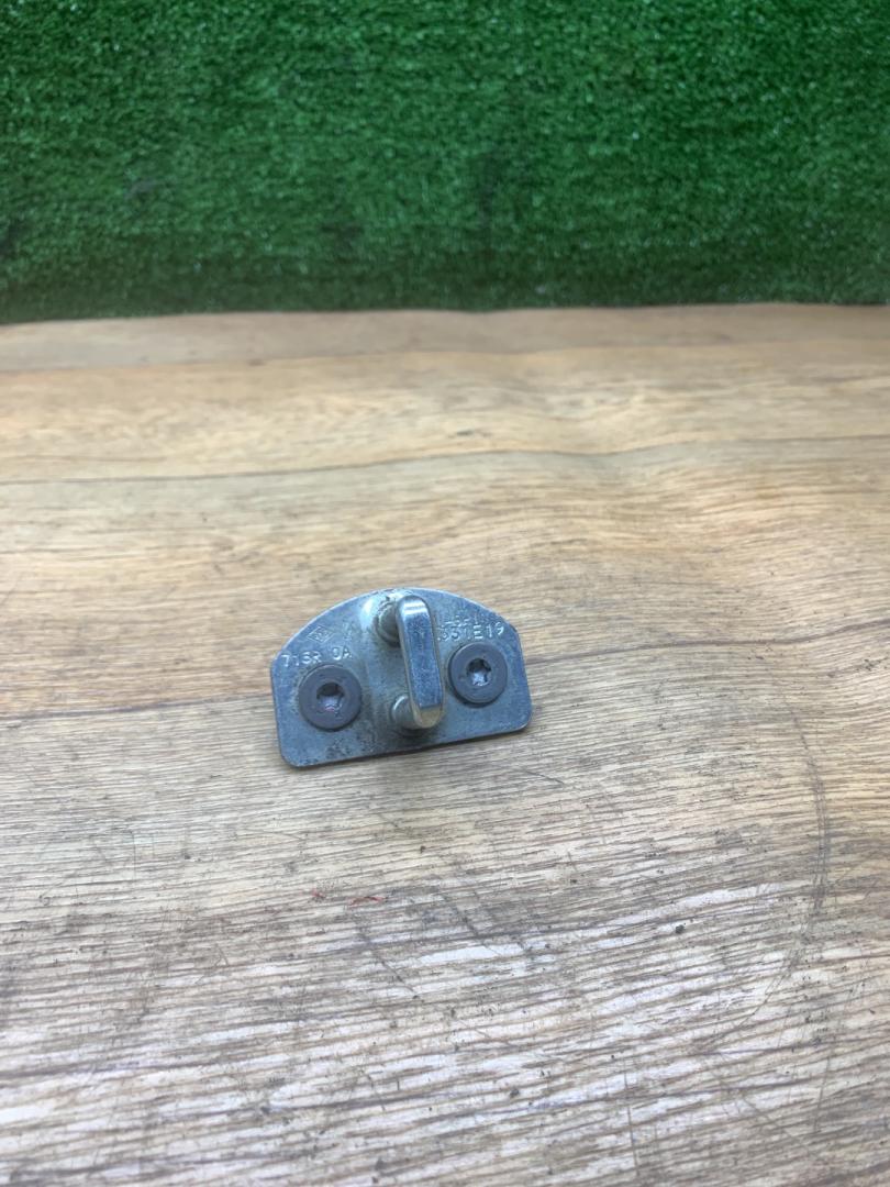 ответная часть (скоба) замка двери Lada Vesta 1 поколение 2020, 1.6 л., бензин, МКПП, седан - фото №1