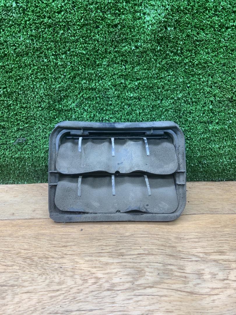 Решетка вентиляции кузова Lada Vesta 1 поколение 2020, 1.6 л., бензин, МКПП, хетчбэк 5 дв., 7700838358 - фото №1