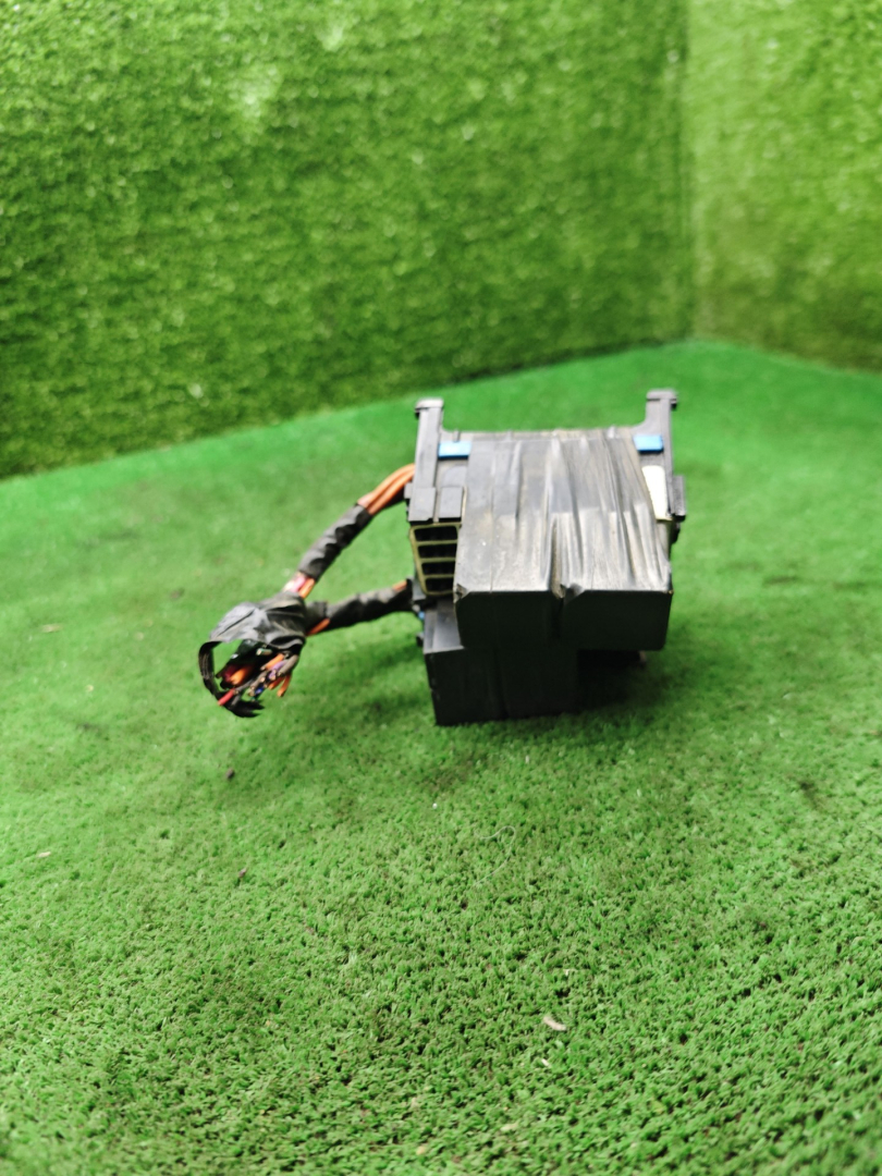 блок предохранителей Opel Sintra 1 поколение 1997, 2.2 л., X 22 XE, бензин, МКПП, минивэн - фото №1