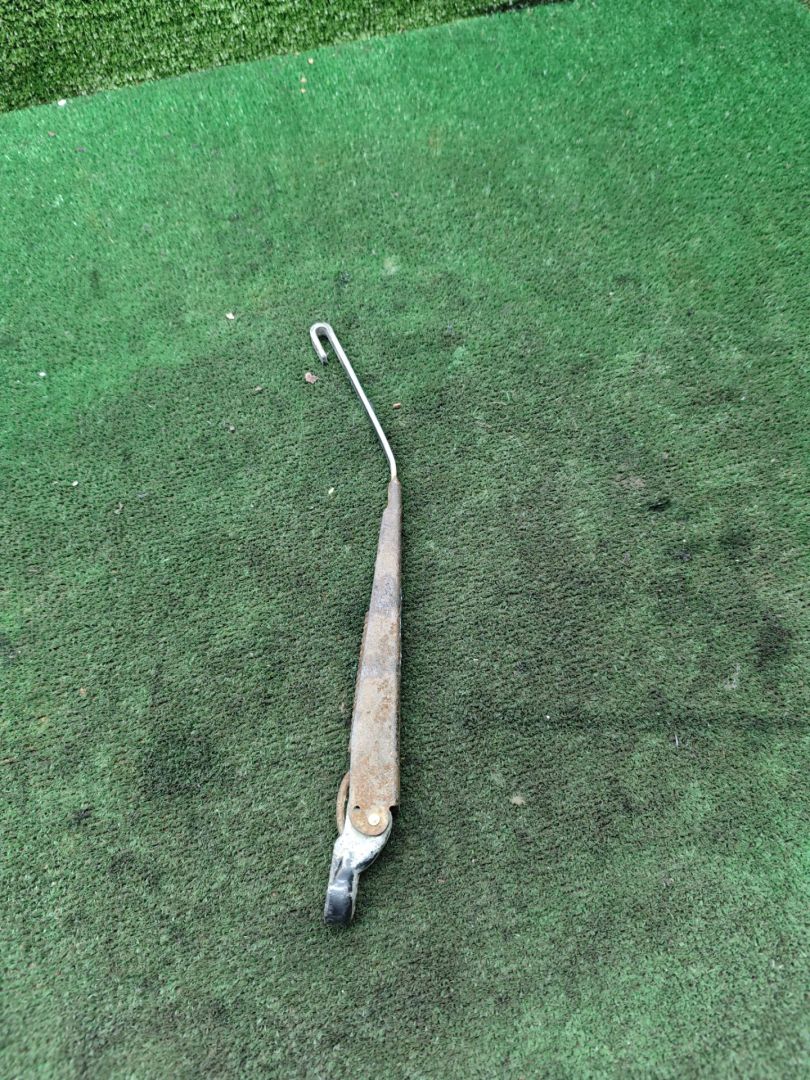 щеткодержатель задний Opel Sintra 1 поколение 1997, 2.2 л., X 22 XE, бензин, МКПП, минивэн - фото №1