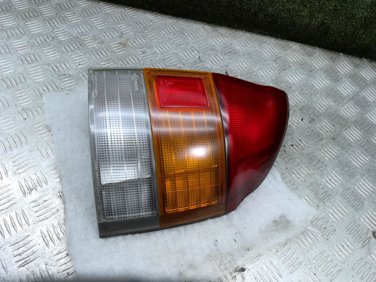 фонарь задний правый Mazda 323 5 поколение 1998, 1.5 л., бензин, МКПП, хетчбэк 3 дв. - фото №1