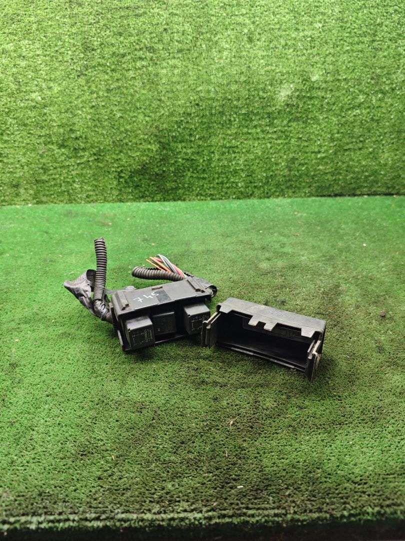 блок предохранителей Opel Sintra 1 поколение 1998, 2.2 л., Y 22 DTH, дизель, МКПП, минивэн - фото №1