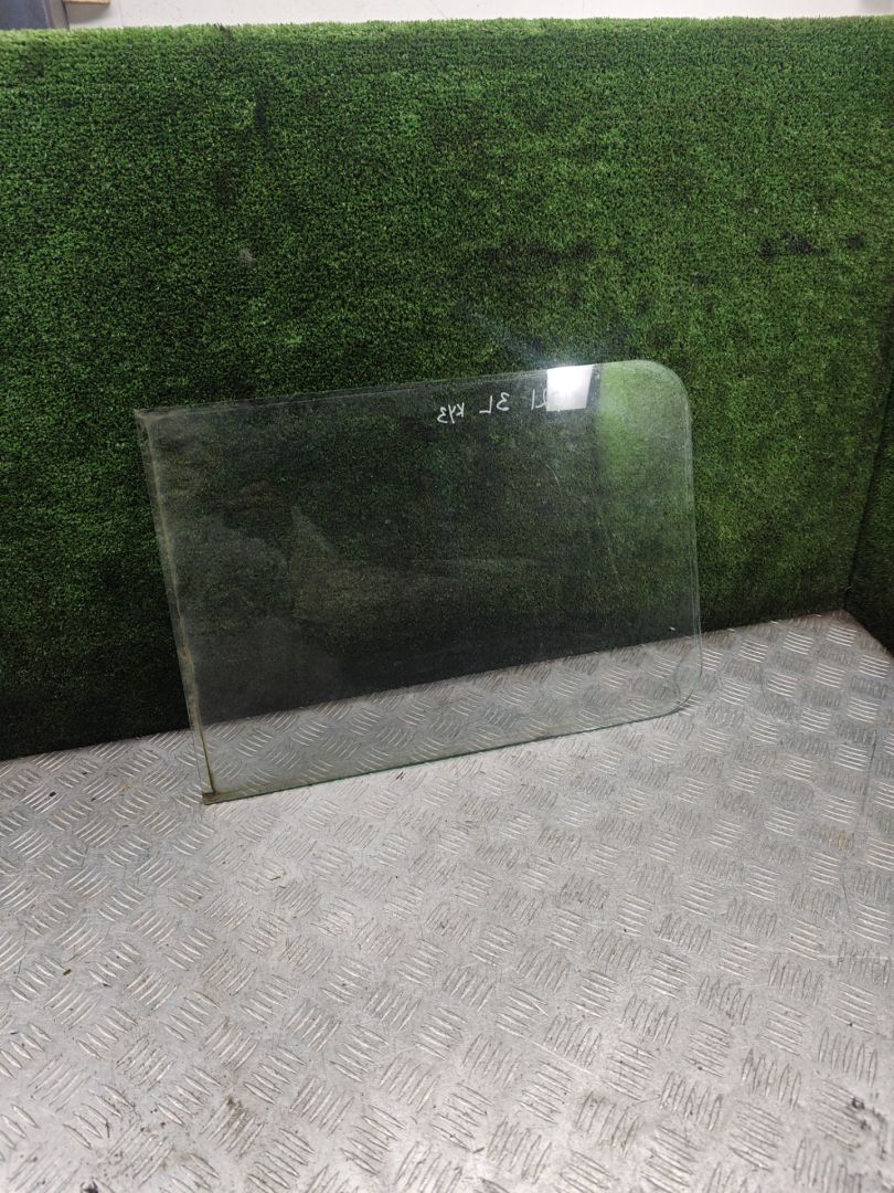 стекло кузовное боковое левое УАЗ 452 2 поколение 1985, 2.4 л., бензин, МКПП, микроавтобус - фото №1