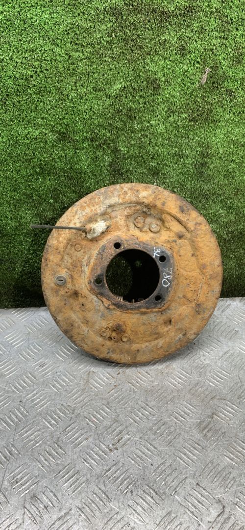 защитный кожух тормозного механизма Toyota Picnic 1 поколение XM10 2000, 2.0 л., бензин, МКПП, минивэн - фото №1