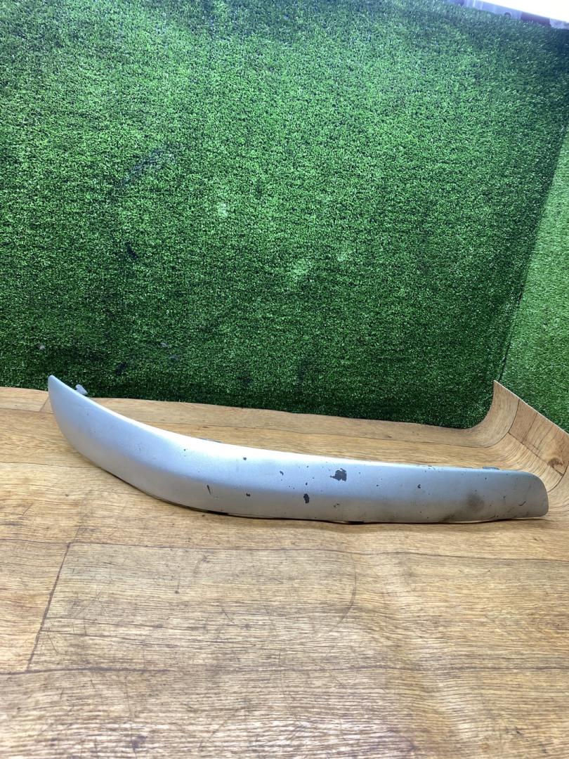 молдинг переднего бампера Mazda Premacy 1 поколение 2000, 2.0 л., дизель, МКПП, минивэн - фото №1