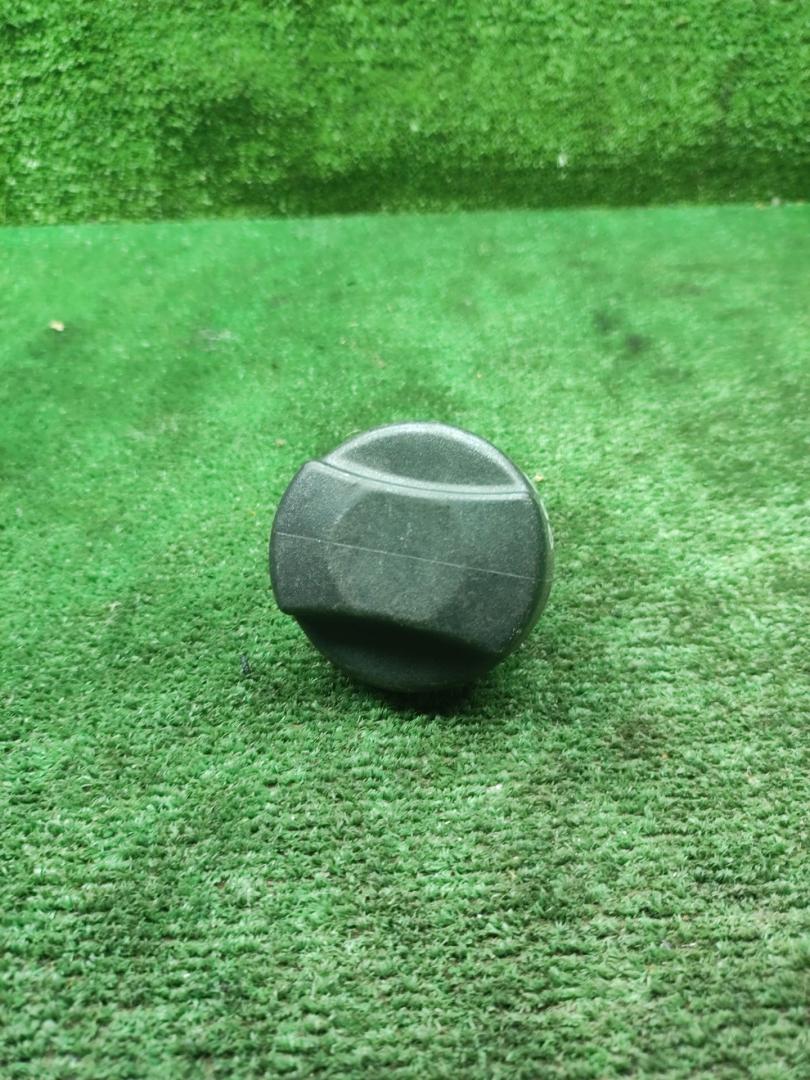 пробка топливного бака Volkswagen Passat B3 1990, 1.8 л., mono, бензин, МКПП, седан - фото №1