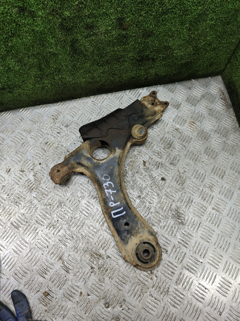 рычаг передний правый Volkswagen Passat B4 1995, 2.0 л., бензин, АКПП, седан - фото №1