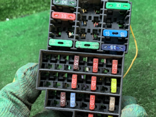 блок предохранителей Renault Logan 1 поколение 2006, 1.4 л., бензин, МКПП, седан