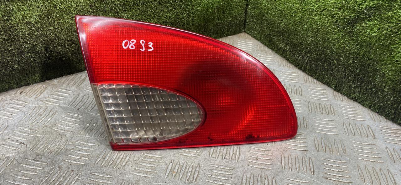 фонарь крышки багажника левый Toyota Avensis 1 поколение (T220) 1999, 2.0 л., 2C, дизель, МКПП, универсал - фото №1