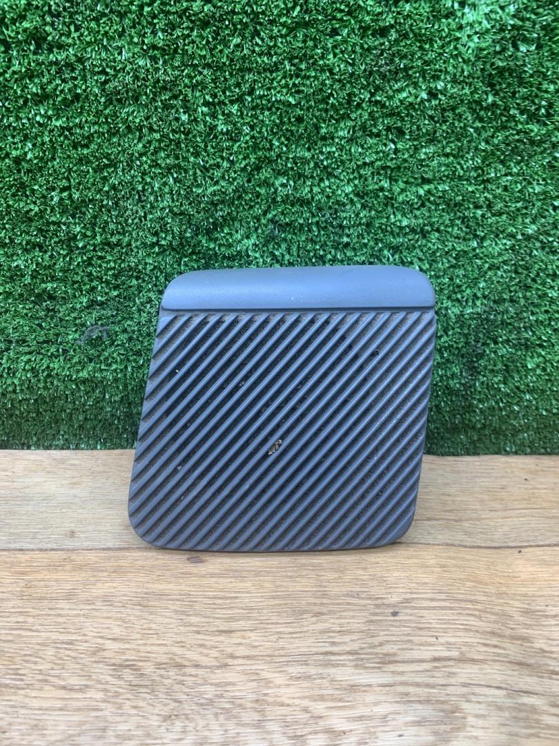 Накладка (сетка) динамика Volkswagen Transporter T4 1998, 1.9 л., дизель, МКПП, микроавтобус - фото №1