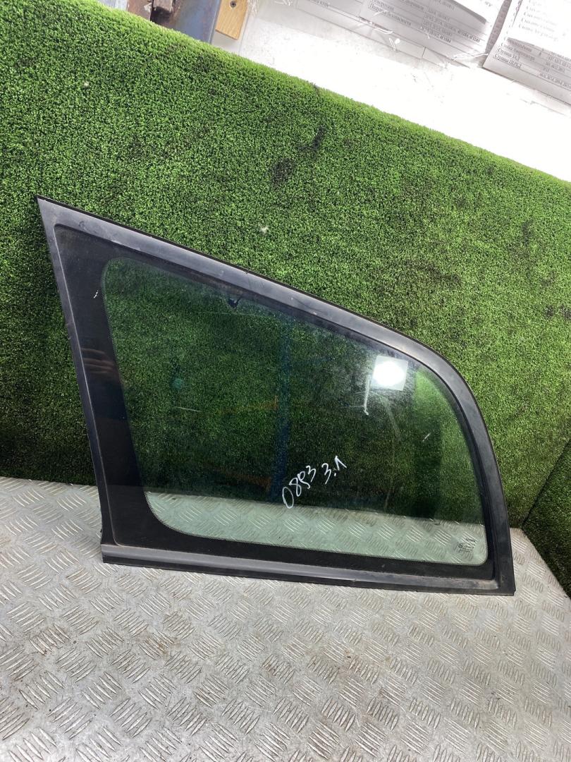 стекло кузовное боковое левое Toyota Avensis 1 поколение (T220) 1999, 2.0 л., 2C, дизель, МКПП, универсал - фото №1