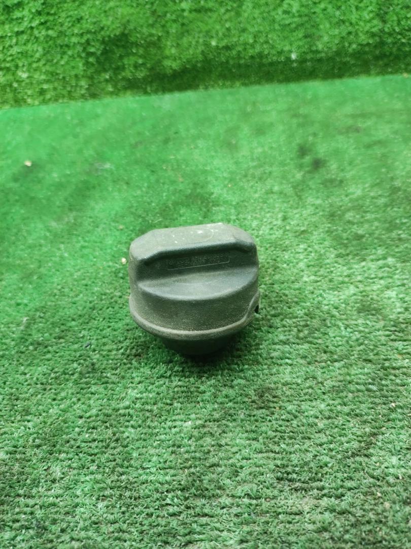 пробка топливного бака Volkswagen Passat B4 1995, 2.0 л., бензин, МКПП, универсал, 1H0201553B - фото №1