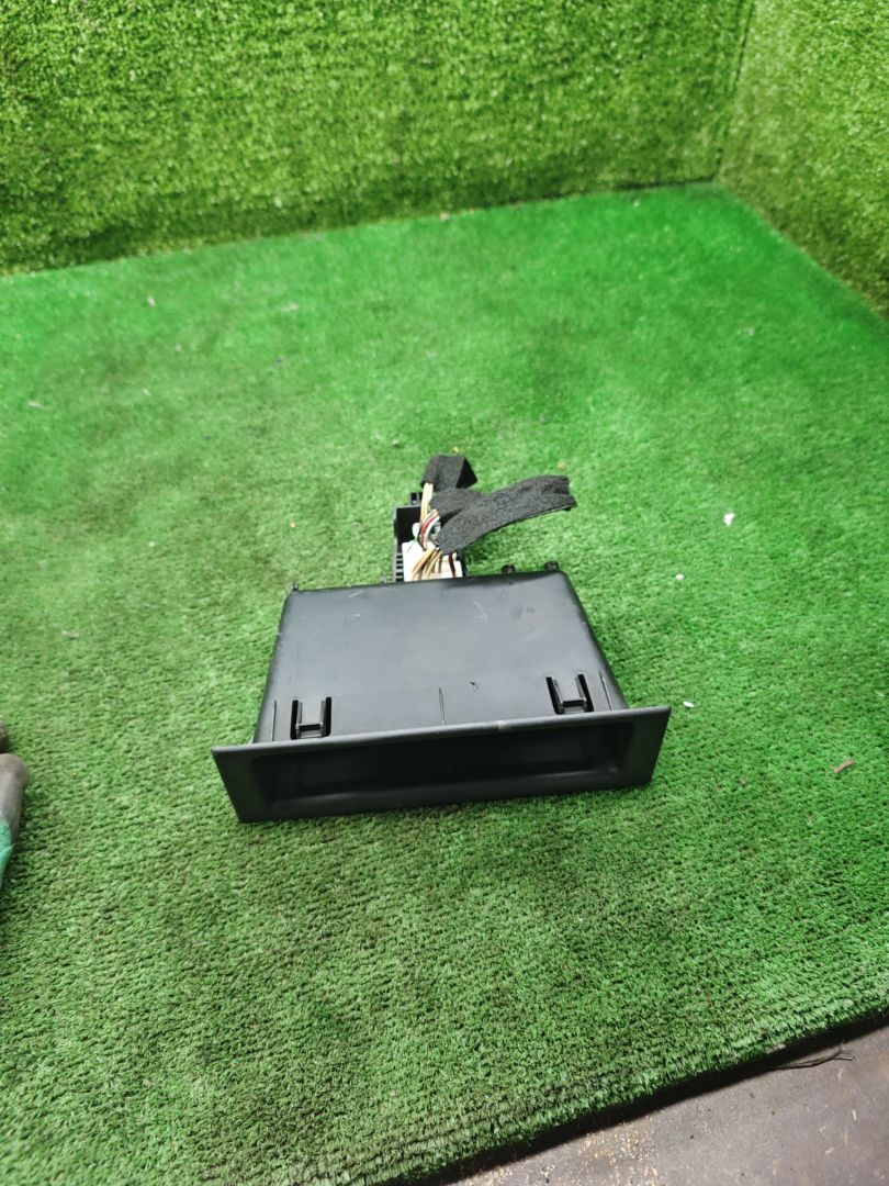 консоль салона Lada XRAY 1 поколение 2019, 1.6 л., бензин, МКПП, внедорожник 5 дв., 684758924R - фото №1