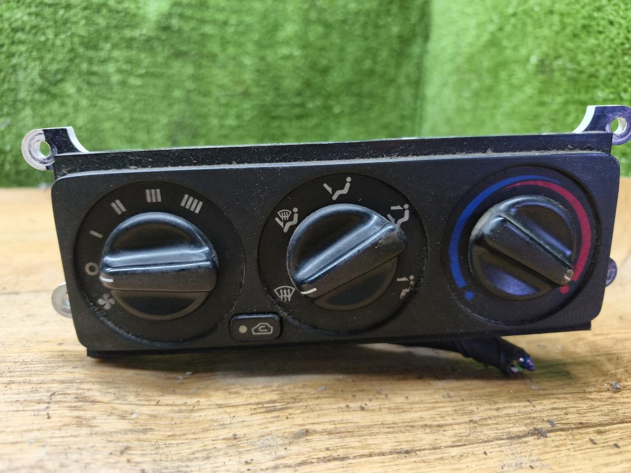 блок управления печки / климат-контроля Hyundai Galloper 2 поколение 1998, 2.5 л., дизель, МКПП, внедорожник 5 дв. - фото №1