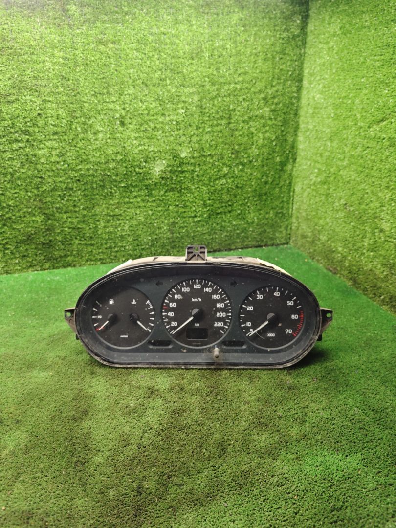 щиток приборов (приборная панель) Renault Megane 1 поколение 1997, 1.6 л., бензин, МКПП, хетчбэк 5 дв. - фото №1