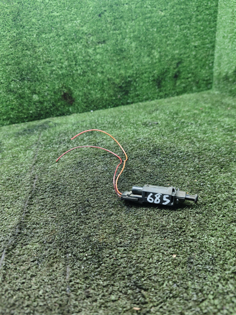 Датчик педали тормоза (лягушка) Volkswagen Golf 3 поколение 1995, 1.3 л., бензин, МКПП, хетчбэк 3 дв. - фото №1