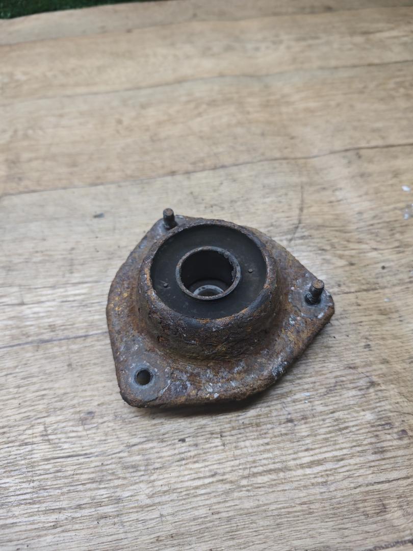 опора амортизатора верхняя (чашка) Hyundai Accent 1 поколение (X3) 1996, 1.3 л., бензин, МКПП, хетчбэк 3 дв. - фото №1