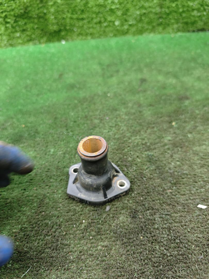 фланец (тройник) системы охлаждения Volkswagen Golf 2 поколение 1990, 1.8 л., бензин, МКПП, хетчбэк 3 дв., 026121145E - фото №1