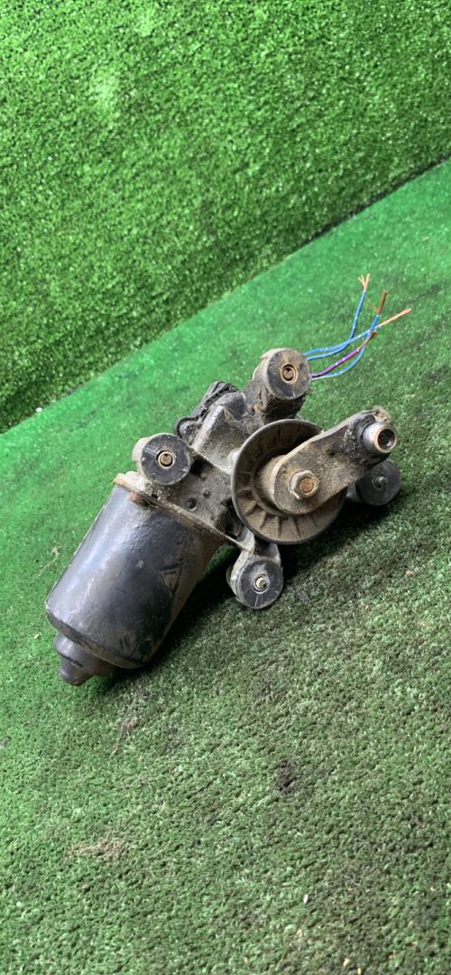 моторчик передних стеклоочистителей (дворников) Mazda 323 5 поколение 1998, 1.5 л., бензин, МКПП, хетчбэк 3 дв. - фото №1