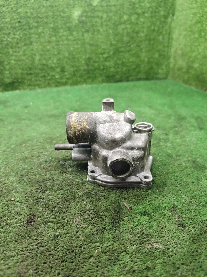 корпус термостата Mercedes-Benz Vito W638 2002, 2.2 л., CDi, дизель, МКПП, микроавтобус - фото №1