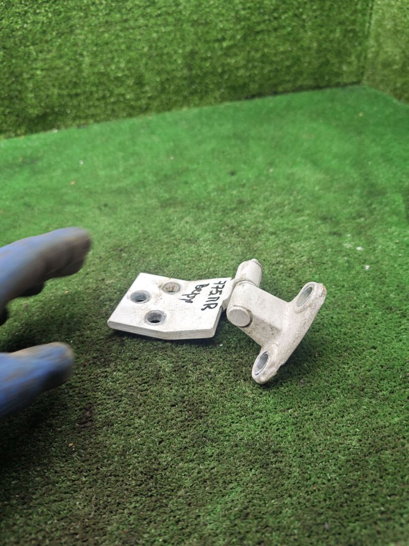 петля двери Mercedes-Benz Vito W638 2002, 2.2 л., CDi, дизель, МКПП, микроавтобус - фото №1