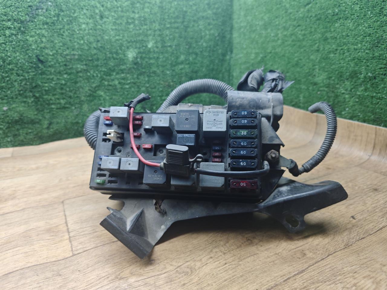 блок предохранителей Opel Sintra 1 поколение 1999, 2.2 л., бензин, МКПП, минивэн - фото №1