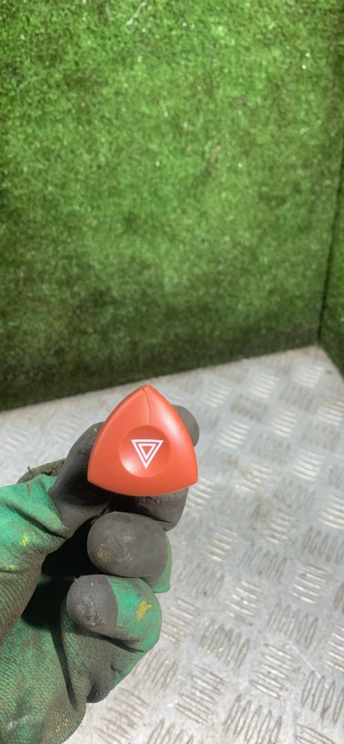 кнопка аварийной сигнализации Renault Laguna 2 поколение 2002, 1.8 л., бензин, МКПП, хетчбэк 5 дв. - фото №1