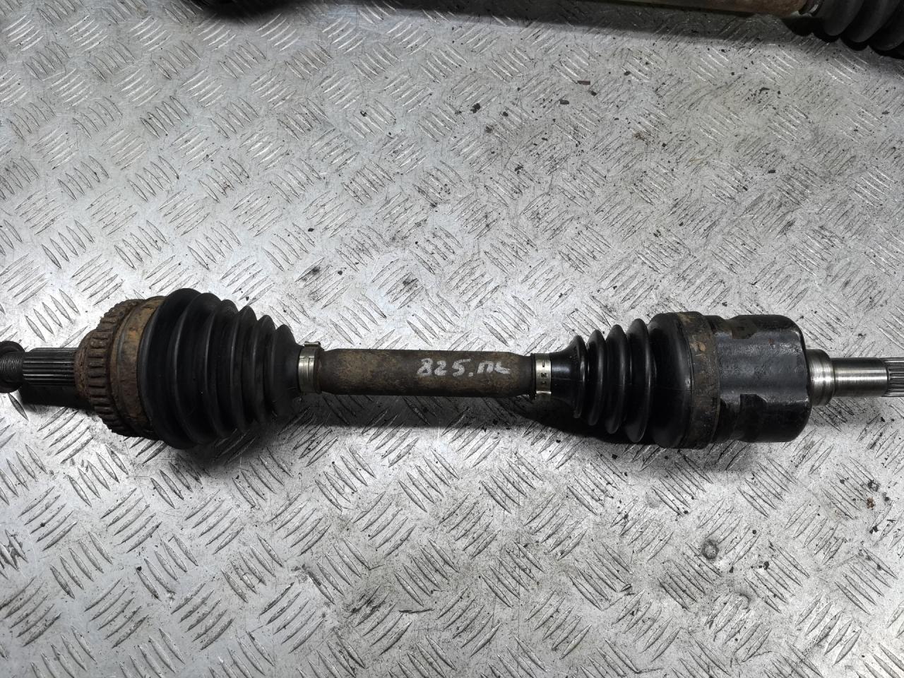 полуось передняя левая (приводной вал, ШРУС) Chrysler Voyager 3 поколение 1997, 2.4 л., бензин, МКПП, минивэн - фото №1