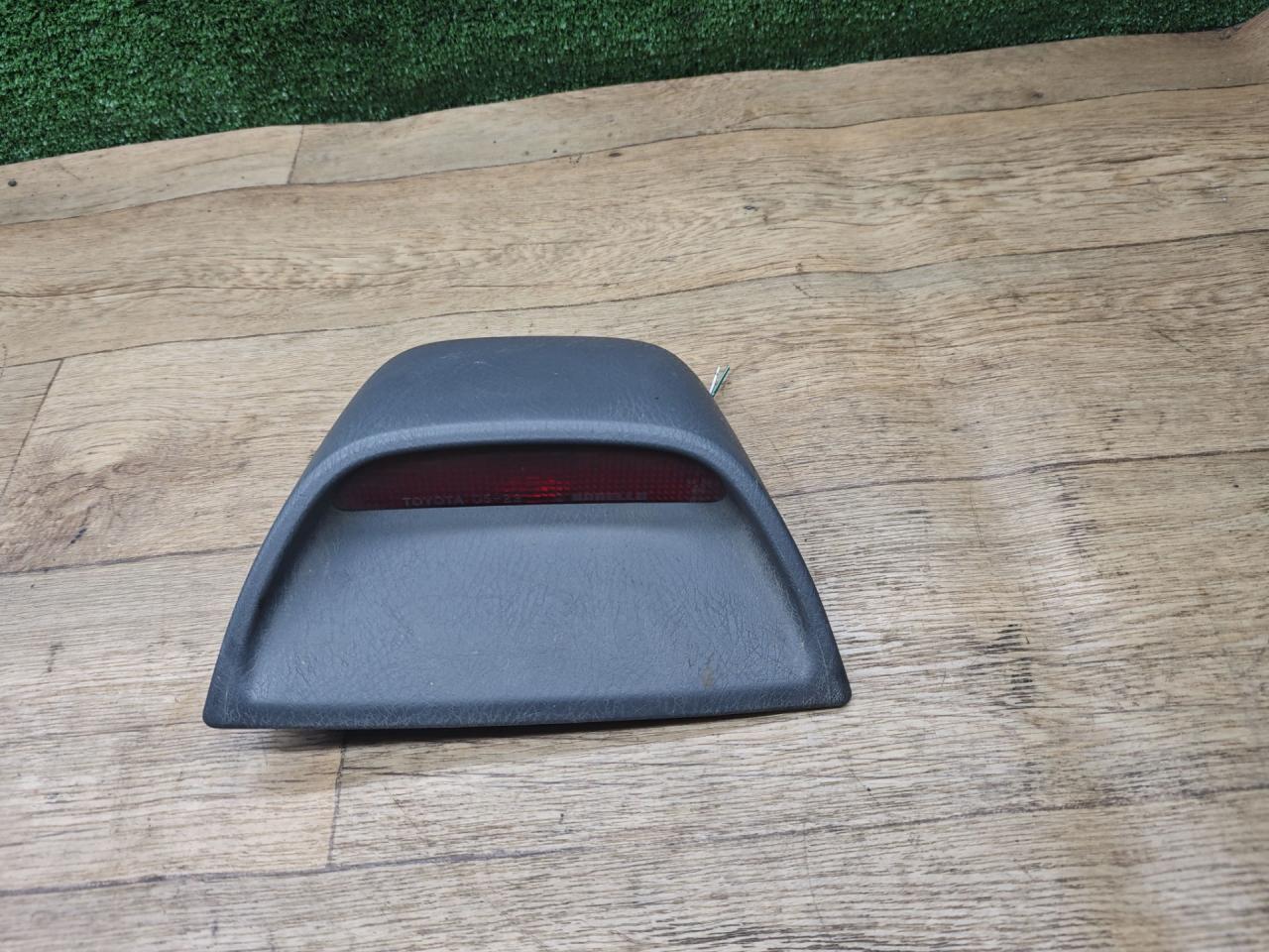 дополнительный стоп-сигнал Toyota Avensis 1 поколение (T220) 1998, 2.0 л., 2C, дизель, МКПП, седан - фото №1