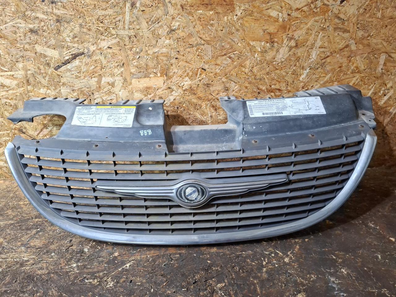 решетка радиатора Chrysler Town and Country 4 поколение 2002, 3.8 л., бензин, АКПП, минивэн, 4857300AA, 4857292AA - фото №1