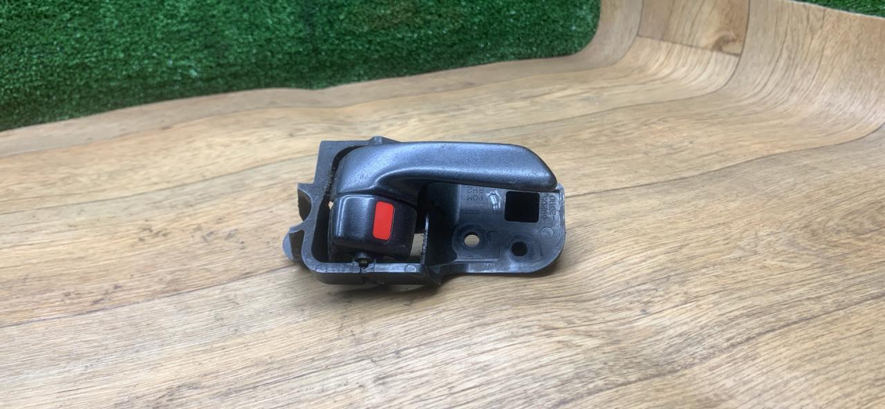 ручка внутренняя передняя правая Toyota Carina E 1 поколение T190 1998, 2.0 л., 2C-TE, дизель, МКПП, универсал - фото №1