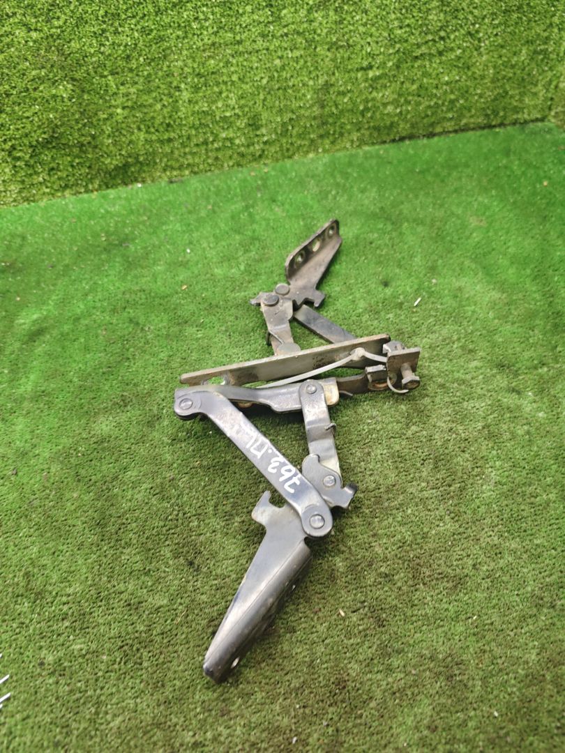 петля капота Opel Sintra 1 поколение 1998, 2.2 л., X 22 XE, бензин, МКПП, минивэн - фото №1