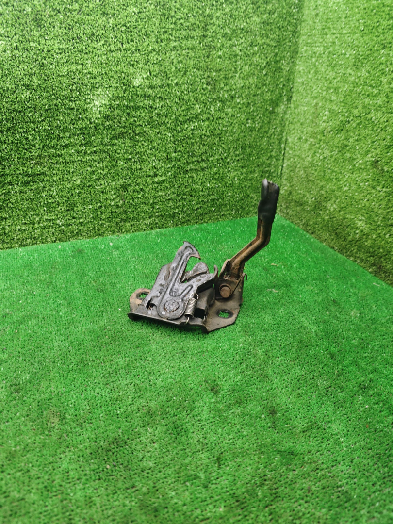 замок капота Chrysler Voyager 3 поколение 1997, 2.4 л., бензин, АКПП, минивэн - фото №1