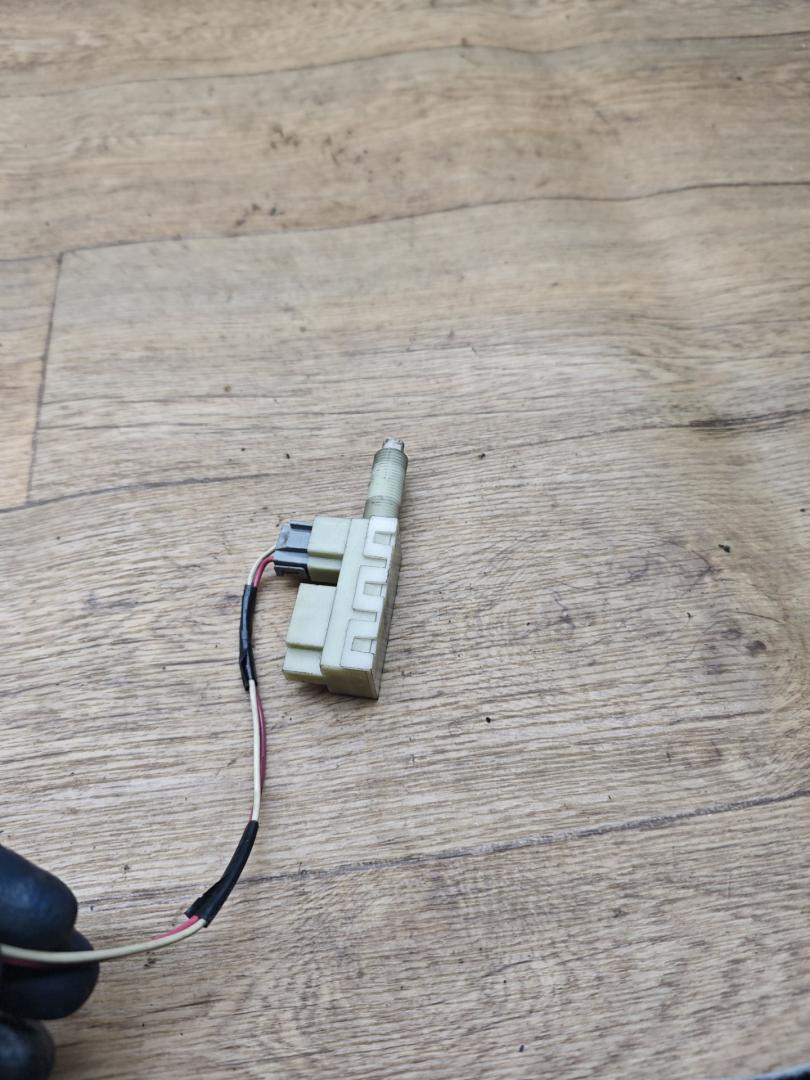 Датчик педали тормоза (лягушка) Opel Sintra 1 поколение 1997, 2.2 л., X 22 XE, бензин, МКПП, минивэн - фото №1