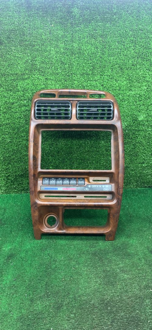 консоль салона Suzuki Baleno 1 поколение 1997, 1.6 л., бензин, МКПП, универсал - фото №1