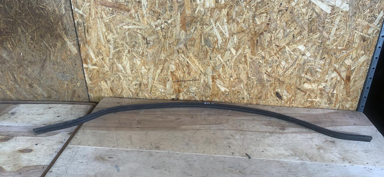 уплотнитель подкапотного пространства Skoda Octavia 3 поколение (A7) 2013, 1.8 л., бензин, МКПП, лифтбэк - фото №1