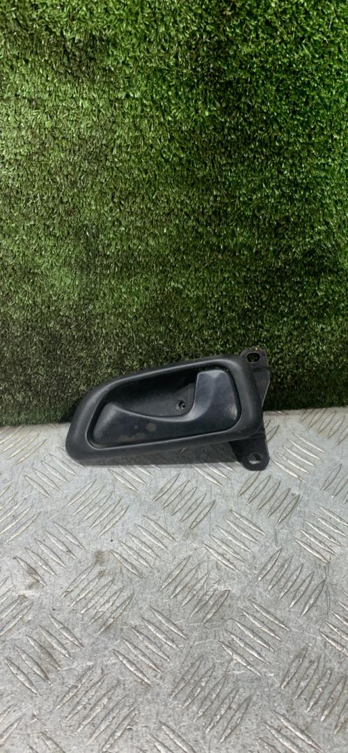 ручка внутренняя задняя правая Hyundai Galloper 2 поколение 1998, 2.5 л., дизель, МКПП, внедорожник 5 дв. - фото №1