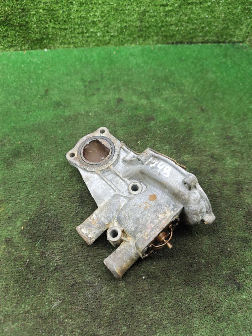 корпус термостата Volkswagen Golf 2 поколение 1990, 1.8 л., бензин, МКПП, хетчбэк 3 дв. - фото №1