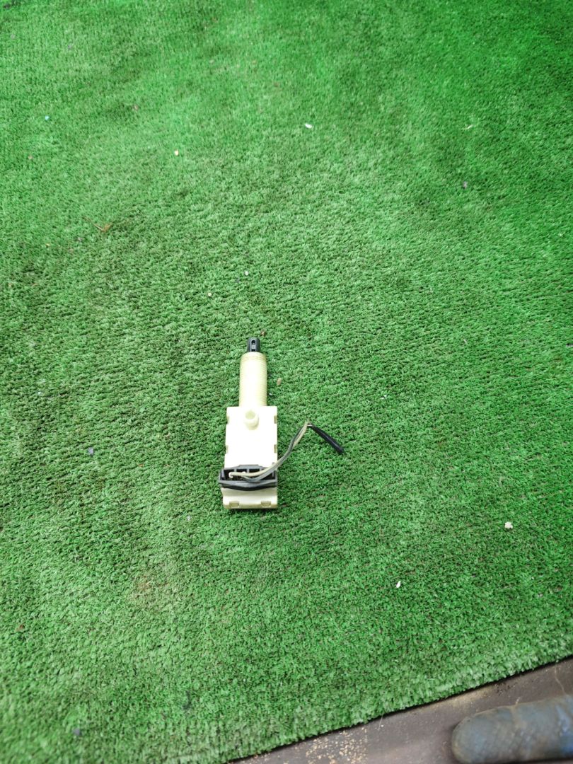 датчик педали сцепления Opel Sintra 1 поколение 1997, 2.2 л., бензин, МКПП, минивэн - фото №1