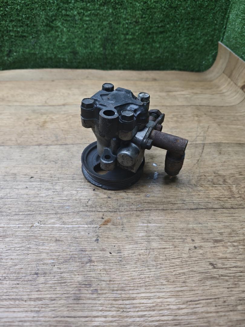 насос гидроусилителя руля Hyundai Accent 1 поколение (X3) 1996, 1.3 л., бензин, МКПП, хетчбэк 3 дв., 5711025000 - фото №1