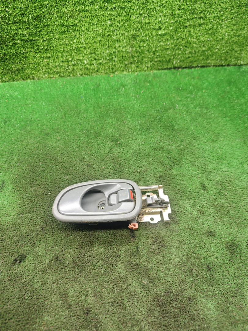 ручка внутренняя задняя правая Kia Shuma 1 поколение 2000, 1.5 л., бензин, МКПП, лифтбэк - фото №1