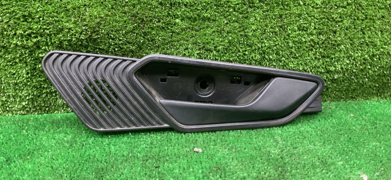 ручка внутренняя передняя правая Lada Vesta 1 поколение 2023, 1.6 л., бензин, МКПП, седан, 8450044839 - фото №1