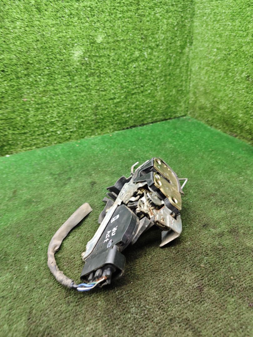 замок двери передней правой Toyota Picnic 1 поколение XM10 1999, 2.2 л., 3C-TE, дизель, МКПП, минивэн - фото №1