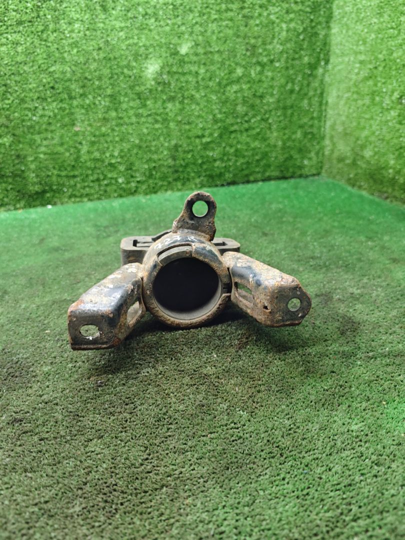 подушка крепления двигателя Mazda 323 5 поколение 1998, 1.5 л., бензин, МКПП, хетчбэк 3 дв. - фото №1