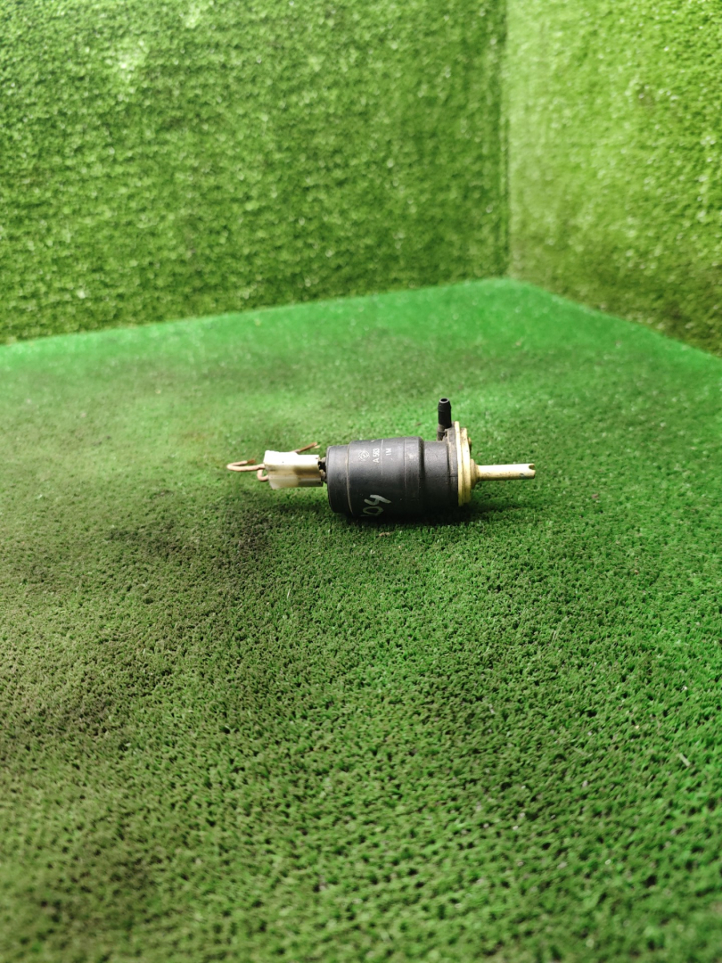 насос (моторчик) омывателя стекла Fiat Marea 1 поколение 2000, 1.9 л., JTD, дизель, МКПП, универсал - фото №1