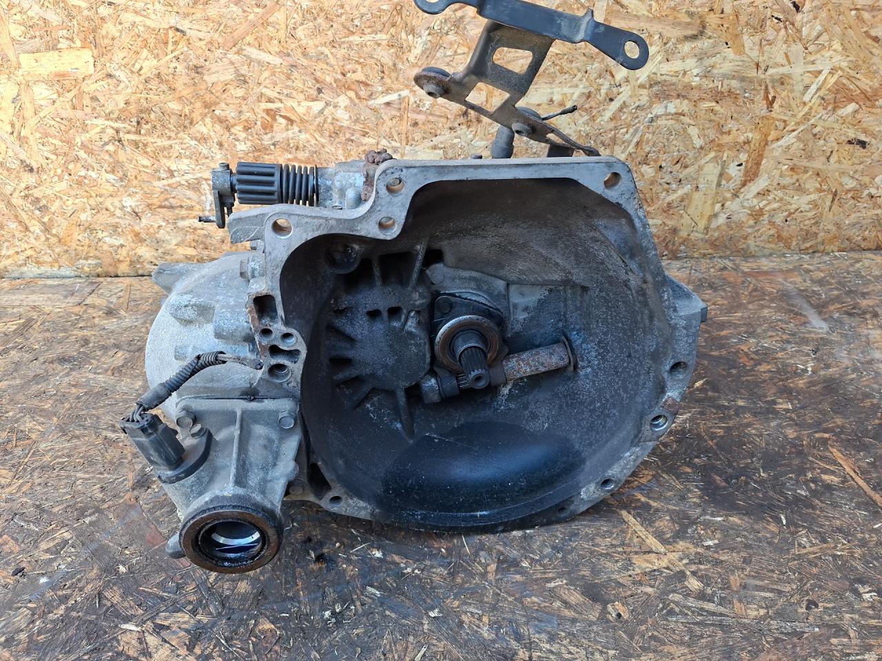 КПП механическая (МКПП) Chrysler Voyager 3 поколение (1995 - 2001), 2.4 л., бензин, МКПП, минивэн - фото №1