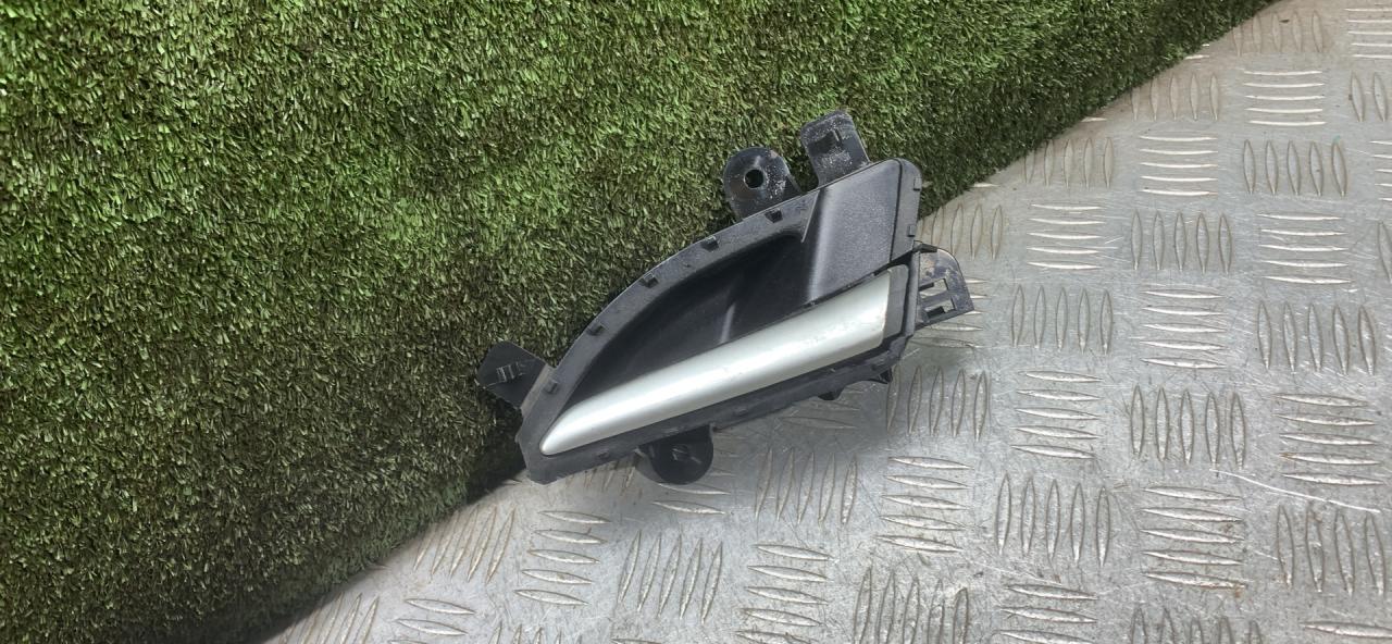 ручка внутренняя передняя правая Lada Vesta 1 поколение 2020, 1.6 л., бензин, МКПП, седан, 8450007743 - фото №1