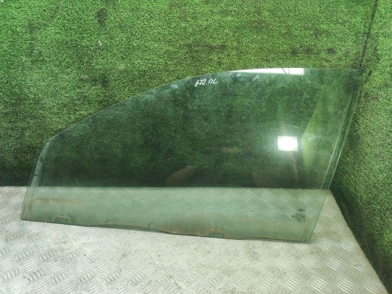 стекло двери передней левой Ford Mondeo 3 поколение 2002, 2.0 л., дизель, АКПП, хетчбэк 5 дв. - фото №1