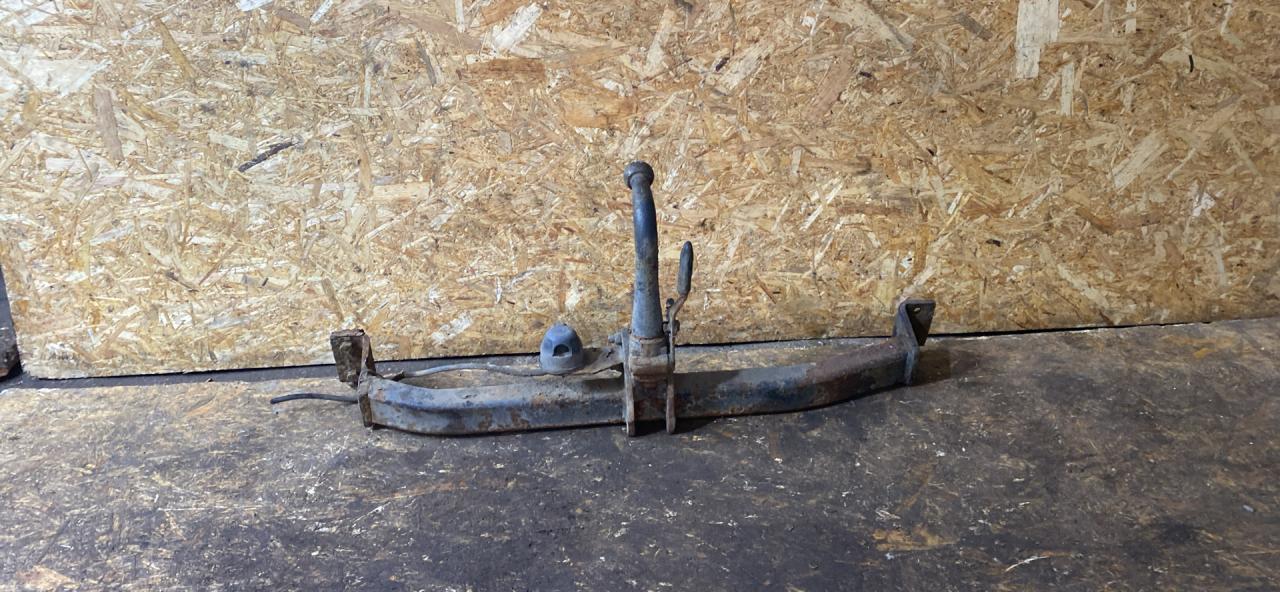 прицепное устройство (фаркоп) Toyota Avensis 1 поколение (T220) 1999, 2.0 л., 2C, дизель, МКПП, универсал - фото №1