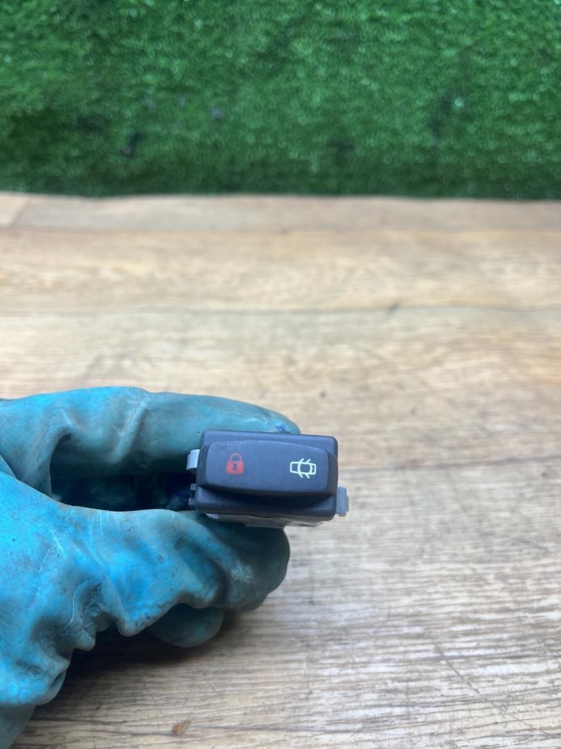 кнопка центрального замка Renault Duster 1 поколение 2014, 2.0 л., F4R 400, бензин, МКПП, внедорожник 5 дв., полный привод, 252108592R - фото №1